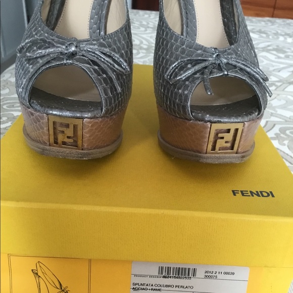 Authentic Fendi Snakeskin 2-tone Peep-toe Sandal. $PRICE DROP⬇️ - Picture 3 of 6